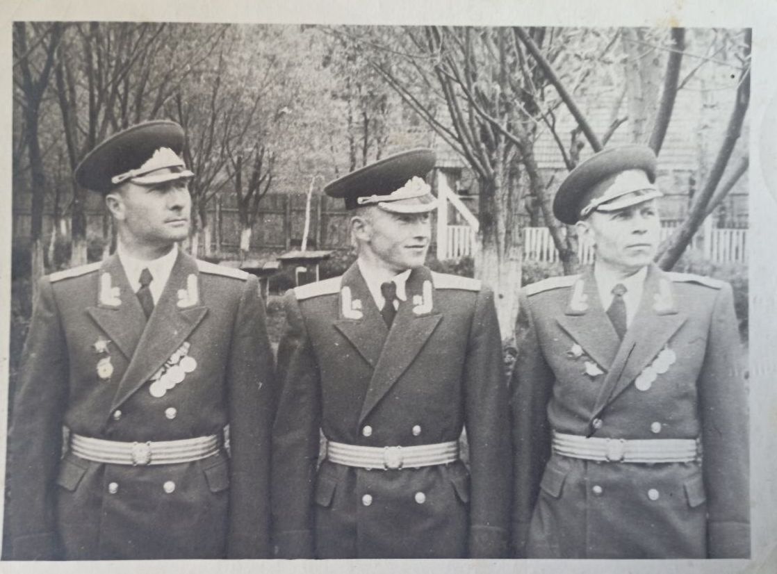 Кісь Василь Пилипович (по центру), 07.11.1957.