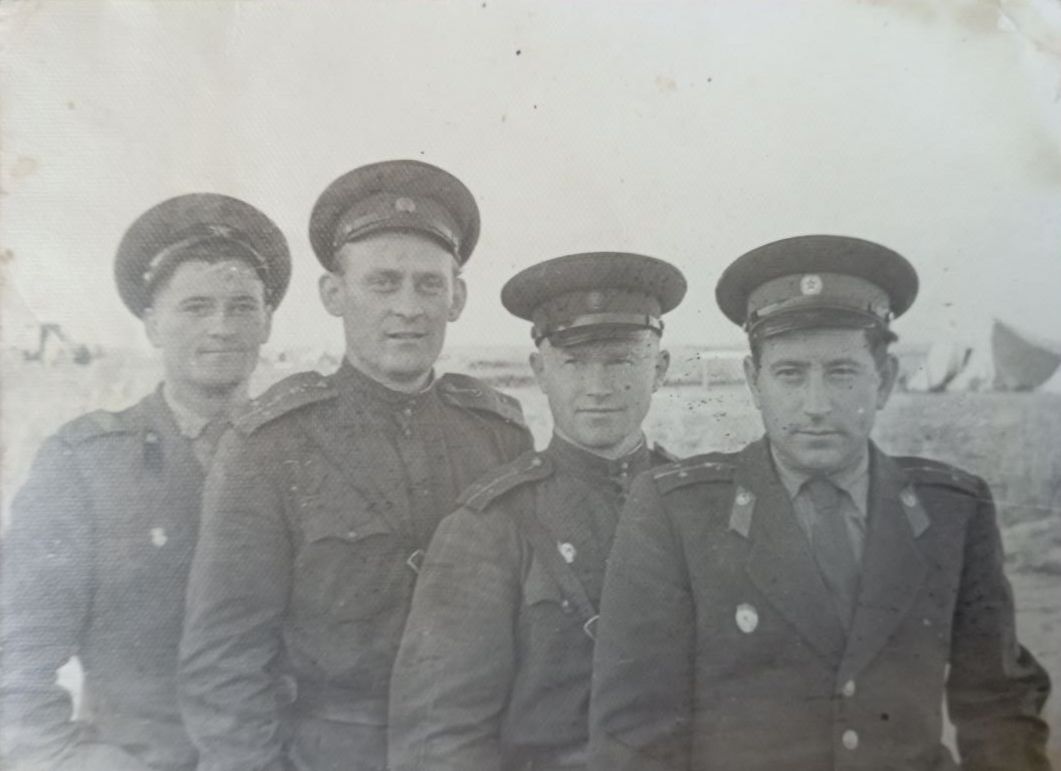 Кісь Василь Пилипович (другий справа) на цілині в Казахстані, 23.10.1960.
